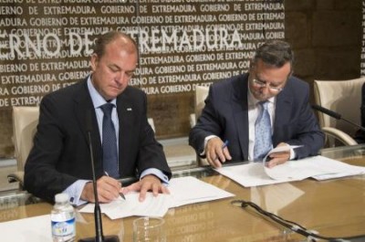 Jos� Antonio Monago y Jos� Folgado en el momento de la firma.