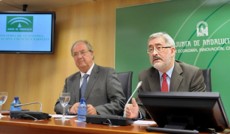 Antonio �vila durante la rueda de prensa