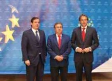 Representantes institucionales durante la presentaci�n del informe