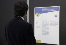 Visitante en el �rea de innovaci�n