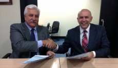 Momento de la firma del convenio entre AEGI y AVEBIOM