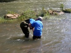 Voluntarios limpiando un ro