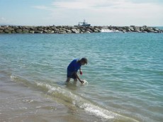 T�cnico tomando muestras del agua
