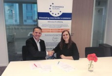 Christian Ludwig, CEO de WEEE Europe, y Marlene ten Ham, Secretaria General de Ecommerce Europe,  durante el acto de firma del acuerdo