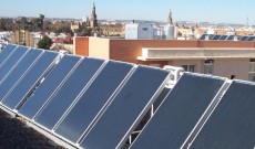 Placas solares sobre edificio en Sevilla